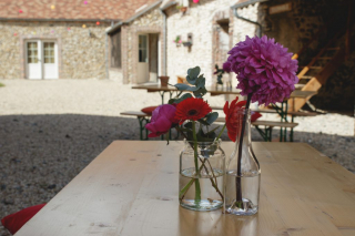 Vue de la cour du Gîte depuis le préau